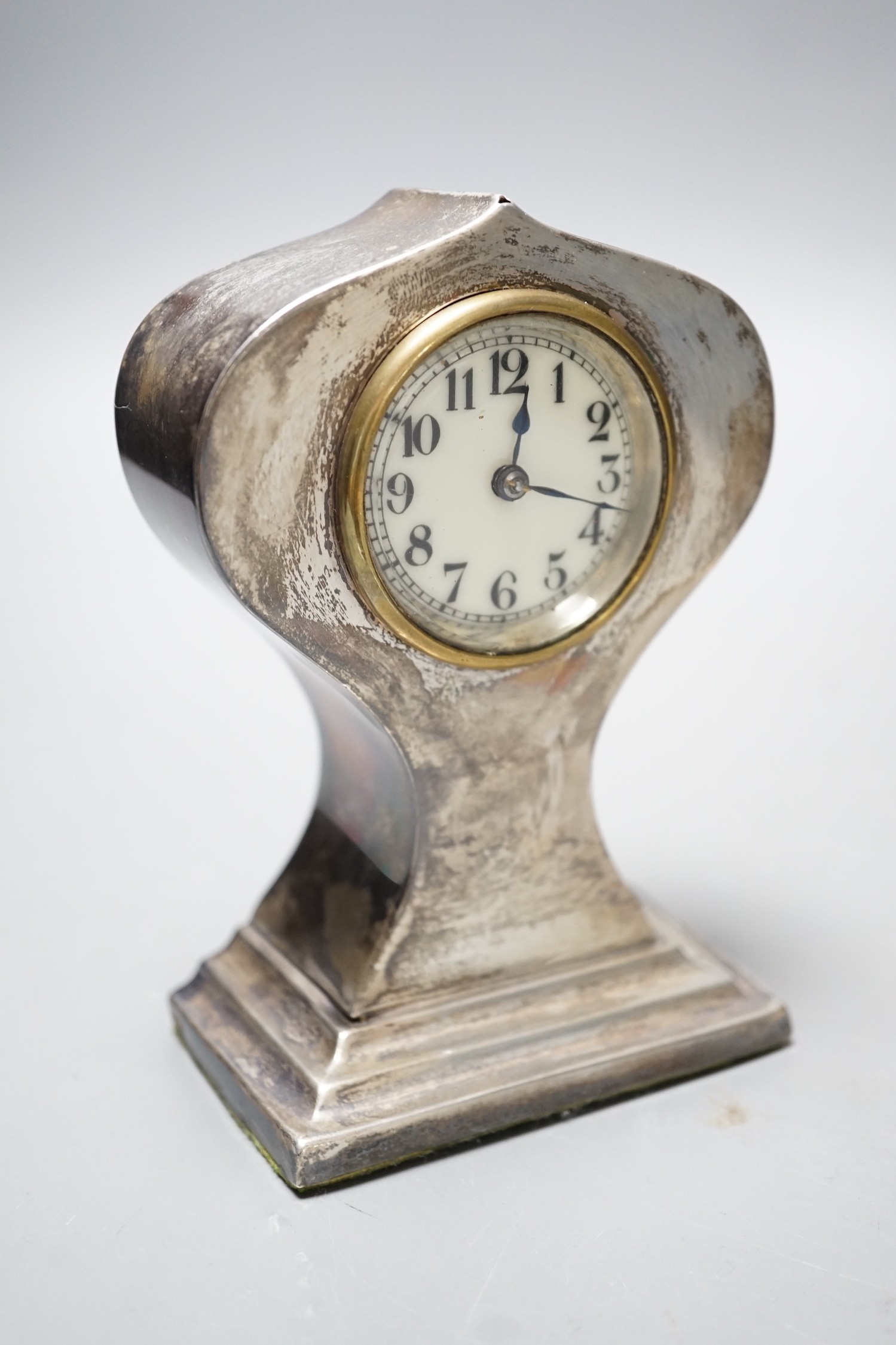 A George V silver mounted mantel timepiece, Henry Clifford Davis, Birmingham, 1914, height 12.8cm, lacking key.